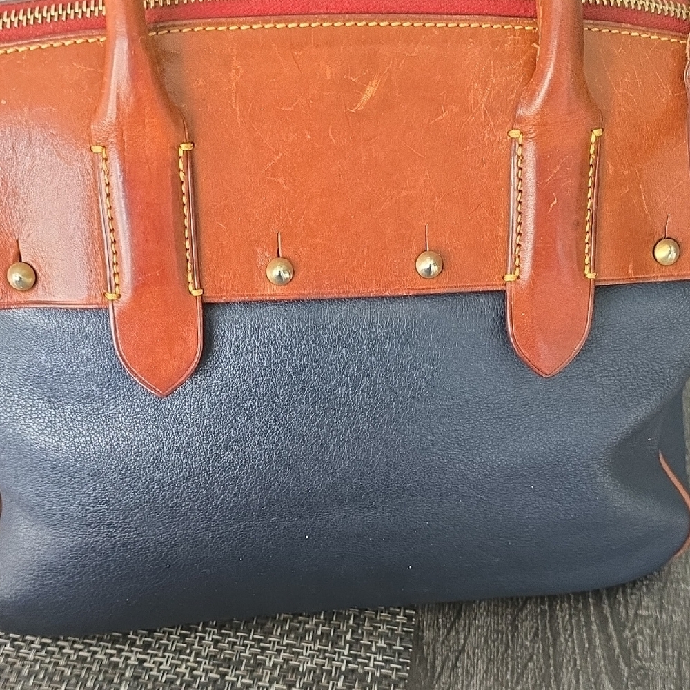 Elegant Two-Tone Leather Handbag - Picture 6 of 16